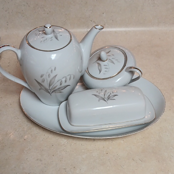 Elegant White Tea Set with Floral Design - Picture 1 of 11